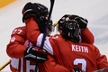 ソチ冬季五輪アイスホッケー男子決勝、スウェーデン対カナダ。ジョナサン・トーズ（Jonathan Toews）の得点を喜ぶカナダの選手（2014年2月23日撮影）。(c)AFP/JONATHAN NACKSTRAND