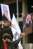 イラクの首都バグダッドで、イラン革命防衛隊のガセム・ソレイマニ司令官と人民動員隊のアブ・マフディ・ムハンディス副司令官の写真を掲げて葬列に加わった人々（2020年1月4日撮影）。(c)AFP/SABAH ARAR