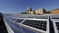 バチカン市国の「パウロ6世（Paul VI）ホール」の屋根に設置された太陽光発電パネル（2008年11月26日撮影）。(c)AFP/ANDREAS SOLARO
