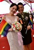 台湾・桃園市の陸軍基地で、合同結婚式に参加する台湾軍兵士（右）とその同性パートナー（2020年10月30日撮影）。(c)Sam Yeh / AFP