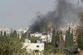 レバノン南部サイダ（シドン）近郊のハレトサイダで、イスラエル軍の空爆を受け立ち上る煙（2024年10月27日撮影）。(c)MAHMOUD ZAYYAT / AFP