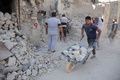 シリア第2の都市アレッポで、建物の修復をする作業員ら。プレスツアーの最中に撮影（2019年9月27日撮影）。(c)Maxime POPOV / AFP