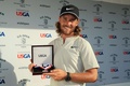 男子ゴルフ米国ツアーメジャー第2戦、全米オープン選手権最終日。最終日にスコア63を記録して2位に入り、メダルを授与されるトミー・フリートウッド（2018年6月17日撮影）。(c)Andrew Redington/Getty Images/AFP