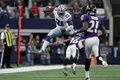16NFL第11週、ダラス・カウボーイズ対ボルティモア・レイヴンズ。ジャンプして相手選手をかわすダラス・カウボーイズのエゼキエル・エリオット（左、2016年11月20日撮影）。(c)AFP/Getty Images/Ronald Martinez