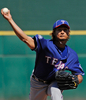 12MLBオープン戦は13日、各地で行われ、テキサス・レンジャーズ（Texas Rangers）のダルビッシュ有（Yu Darvish）は、クリーブランド・インディアンス（Cleveland Indians）戦に先発し、3回を投げて3安打、4四球を与え2失点を喫した。

投球するレンジャーズのダルビッシュ有（2012年3月13日撮影）。(c)AFP/Getty Images/Kevork Djansezian