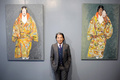 フランス・パリで自画像の前でポーズをとる高田賢三氏（2010年6月16日撮影、資料写真）。(c)Fred DUFOUR / AFP