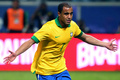 サッカー国際親善試合は9日、各地で行われ、ブラジルは3-0でフランスに勝利した。

後半ロスタイムにPKを決めて歓喜するブラジルのルーカス・モウラ（Lucas Rodrigues Moura da Silva、2013年6月9日撮影）。(c)AFP/Lucas UEBEL