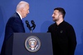 米首都ワシントンで開催された北大西洋条約機構（NATO）首脳会議関連の会合で、ジョー・バイデン米大統領が、ウクライナのウォロディミル・ゼレンスキー大統領をロシアのウラジーミル・プーチン大統領と誤って紹介した後の両者（2024年7月11日撮影）。(c)Ludovic MARIN / AFP