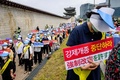 韓国・ソウルで抗議活動を行う世界平和統一家庭連合（旧統一教会）の信者ら（2022年8月18日撮影）。(c)Anthony WALLACE / AFP