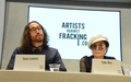 米ニューヨーク（New York）で、水圧破砕での天然ガス採掘に反対する運動「アーティスト・アゲンスト・フラッキング（Artists Against Fracking）」について記者会見するオノ・ヨーコ（Yoko Ono）さん（右）とショーン・レノン（Sean Lennon）さん（2012年8月29日撮影）。(c)AFP/Getty Images/Mike Coppola