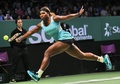 女子テニス、WTAツアー選手権（BNP Paribas WTA Championships - Singapore 2014）4日目。リターンを狙うセレーナ・ウィリアムス（Serena Williams、2014年10月23日撮影）。(c)AFP/ROSLAN RAHMAN