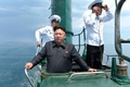 北朝鮮国内で朝鮮人民軍海軍第167軍部隊の潜水艦第748号を視察し、艦橋のハッチから上半身を出した金正恩（キム・ジョンウン、Kim Jong-Un）第1書記（中央）。北朝鮮の朝鮮中央通信（Korean Central News Agency、KCNA）配信（撮影日不明、2014年6月16日配信）。(c)AFP/KCNA via KNS