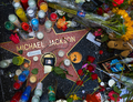米歌手マイケル・ジャクソン（Michael Jackson）さんの急死後、カリフォルニア（California）州ロサンゼルス（Los Angeles）のウォーク・オブ・フェーム（Walk of Fame）にあるジャクソンさんの星に供えられたバラやキャンドル（2009年6月27日撮影）。(c)AFP/Getty Images/John Moore
