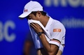 テニス、メキシコ・オープン、男子シングルス1回戦。顔のあせを拭う錦織圭（2018年2月27日撮影）。(c)AFP PHOTO / PEDRO PARDO