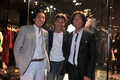 東京・六本木のリステア ミッドタウン（RESTIR）で開催されたヴァレンティノ（VALENTINO）08/09年秋冬コレクション展示オープニングパーティーに出席した俳優の舘ひろし（Hiroshi Tachi、中）、リステア高下浩明（Hiroaki Takashita、右）社長（2008年5月29日撮影）。(c)Valentino