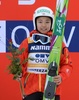 スキージャンプW杯2013-14、女子個人第2戦。表彰式に臨む高梨沙羅（Sara Takanashi、2013年12月21日撮影）。(c)AFP/DPA/PATRICK SEEGER