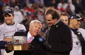 ラマー・ハント・トロフィー（Lamar Hunt Trophy）を手にインタビューに答えるペイトリオッツのロバート・クラフト（%%Robert Kraft%%）オーナー（左2）。(c)AFP/Getty Images/Chris McGrath