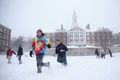 雪が積もったマサチューセッツ州ケンブリッジにあるハーバード大学内の広場で、雪合戦を楽しむ学生たち（2015年1月27日撮影）。(c)AFP/Getty Images/Maddie Meyer