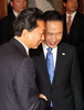 米ニューヨーク（New York）のホテルで、首脳会談に臨む鳩山由紀夫（Yukio Hatoyama）首相（左）と韓国の李明博（イ・ミョンバク、Lee Myung-Bak）大統領（2009年9月23日撮影）。(c)AFP/JAPAN POOL/Asahi/Hiroshi Kawai