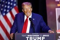 米ウィスコンシン州プレーリードゥシーンで開かれた選挙集会で演説する共和党の大統領候補、ドナルド・トランプ前大統領（2024年9月28日撮影）。(c)KAMIL KRZACZYNSKI / AFP