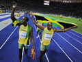 第12回世界陸上ベルリン大会（%%12th IAAF World Championships in Athletics Berlin%%）男子4×100メートルリレー決勝。ジャマイカが37秒31の大会新記録で優勝した。37秒62でトリニダード・トバゴが2位に、38秒02で英国が3位に入った。日本は38秒30で4位に入り、惜しくもメダル獲得を逃した。

　ウサイン・ボルト（%%Usain Bolt%%）は、第3走者としてジャマイカの金メダル獲得に貢献し、%%北京五輪%%に続き世界選手権でも短距離（100メートル、200メートル、4×100メートルリレー）3冠に輝いた。写真は優勝を喜ぶウサイン・ボルト（左）とアサファ・パウエル（%%Asafa Powell%%）。（2009年8月22日撮影）(c)AFP/ADRIAN DENNIS