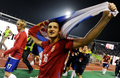 2010年サッカーW杯南アフリカ大会（%%2010 World Cup%%）欧州予選・グループ7、セルビア対ルーマニア。試合はセルビアが5-0で勝利し、本大会出場を決めた。写真は国旗を手に歓喜するセルビアのズラフコ・クズマノヴィッチ（%%Zdravko Kuzmanovic%%）。（2009年10月10日撮影）(c)AFP/ANDREJ ISAKOVIC
