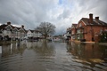 英イングランド（England）南東部ダチェット（Datchet）で洪水に襲われた住宅街（2014年2月10日撮影）。(c)AFP/BEN STANSALL