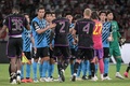 サッカー国際親善試合、川崎フロンターレ対バイエルン・ミュンヘン。試合後に握手を交わす両チームの選手（2023年7月29日撮影）。(c)Richard A. Brooks/ AFP