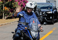 新型コロナウイルスの検査で陰性反応が出たことを発表し、バイクにまたがって手を振るブラジルのジャイル・ボルソナロ大統領（2020年7月25日撮影）。(c)Sergio LIMA / AFP