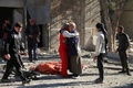 空爆を受けたとされるシリア・アレッポの反体制派支配地域バーブ・ナイラブで、互いに慰め合う人たち（2016年11月19日撮影）。(c)AFP/AMEER ALHALBI