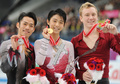 12-13フィギュアスケートGPシリーズ第6戦NHK杯（NHK Trophy 2012）、男子シングル・フリースケーティング（FS）。表彰式に臨む（右から）3位のロス・マイナー（Ross Miner）、優勝した羽生結弦（Yuzuru Hanyu）、2位の高橋大輔（Daisuke Takahashi、2012年11月24日撮影）。(c)AFP/Toru YAMANAKA