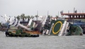 台風14号が通過した台湾・高雄で、転覆した漁船（2016年9月15日撮影）。(c)AFP/SAM YEH