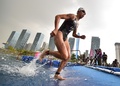 第17回アジア競技大会（17th Asian Games、Asiad）トライアスロン混合リレーのレースに臨む佐藤優香（Yuka Sato、2014年9月26日撮影）。(c)AFP/JUNG YEON-JE