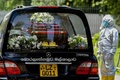 スリランカ・コロンボの墓地に到着した、エリヤンタ・ホワイト氏のひつぎが積まれた霊きゅう車（2021年9月23日撮影）。(c)ISHARA S. KODIKARA / AFP