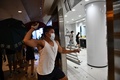 香港・九龍の住宅街にある中国銀行の店舗を破壊するデモ隊（2019年10月7日撮影）。(c)Anthony WALLACE / AFP