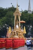 タイの首都バンコクで行われたプミポン・アドゥンヤデート前国王の火葬式で、前国王のひつぎを運ぶ乗り物（2017年10月26日撮影）。(c)AFP/ROBERTO SCHMIDT 