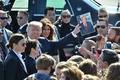 東京の米軍横田基地で出迎えを受けるアジア歴訪中のドナルド・トランプ米大統領（中央左）とメラニア夫人（同右、2017年11月5日撮影）。(c)AFP/Kazuhiro NOGI