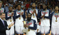 FIBAバスケットボール・ワールドカップ（FIBA Basketball World Cup 2014）決勝、米国対セルビア。スペイン国王フェリペ6世（King Felipe VI、左）からトロフィーを受け取るジェームス・ハーデン（James Harden、2014年9月14日撮影）。(c)AFP/GERARD JULIEN