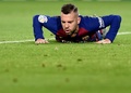 19-20スペイン1部リーグ第10節、FCバルセロナ対レアル・マドリード。転倒するFCバルセロナのジョルディ・アルバ（2019年12月18日撮影）。(c)Josep LAGO / AFP