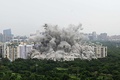 インド・ニューデリー郊外のノイダに立つ超高層住宅「ツインタワーズ」の爆破解体の様子（2022年8月28日撮影）。(c)Sajjad HUSSAIN / AFP