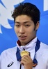第17回アジア競技大会（17th Asian Games、Asiad）競泳男子200メートル個人メドレー決勝。表彰台で金メダルを手にする萩野公介（Kosuke Hagino、2014年9月22日撮影）。(c)AFP/PHILIPPE LOPEZ