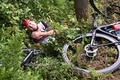 ツール・ド・フランス、第1ステージ（ブレストからランデルノー、197.8キロメートル）で起こったクラッシュで負傷したUTEのマルク・ヒルシ（2021年6月26日撮影）。(c)Anne-Christine POUJOULAT / POOL/ AFP