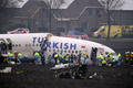 オランダ・首都アムステルダム（Amsterdam）のスキポール（Schiphol）空港で墜落したトルコ航空（Turkish Airlines）ボーイング（Boeing）737-800型旅客機（2009年2月25日撮影）。(c)AFP/ANP/UNITED PHOTOS/TOUSSAINT KLUITERS
