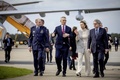 オランダ・アイントホーフェンの空軍基地を訪れた北大西洋条約機構（NATO）のイエンス・ストルテンベルグ事務総長（左から2人目、2023年3月23日撮影）。(c)Robin van Lonkhuijsen / ANP / AFP
