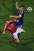 2010年サッカーW杯南アフリカ大会（2010 World Cup）1次リーグE組、デンマーク対日本。デンマークのダニエル・アッガー（Daniel Agger）とボールを競る長谷部誠（Makoto Hasebe、2010年6月24日撮影）。(c)AFP/ROBERTO SCHMIDT