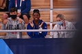 東京五輪、体操女子種目別ゆか決勝の演技に臨むチームメートを応援する米国のシモーネ・バイルス（中央、2021年8月2日撮影）。(c)Loic VENANCE/ AFP