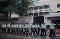 中国・四川省成都にある米総領事前で行進する警官ら（2020年7月25日撮影）。(c)Noel Celis / AFP