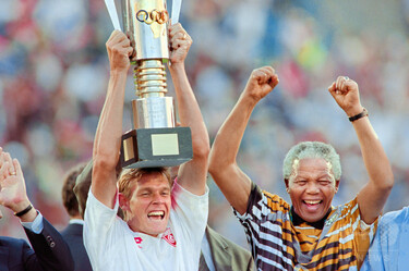 南ア元代表トヴェイ氏が心臓発作、白人で唯一主将を務める 写真4枚