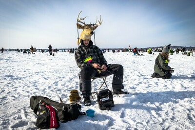 世界最大規模の氷上釣り大会に1万人 米ミネソタ州 写真17枚 国際
