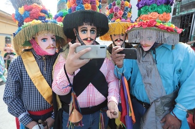 【今日の1枚】個性派ぞろい、自撮りでご満悦